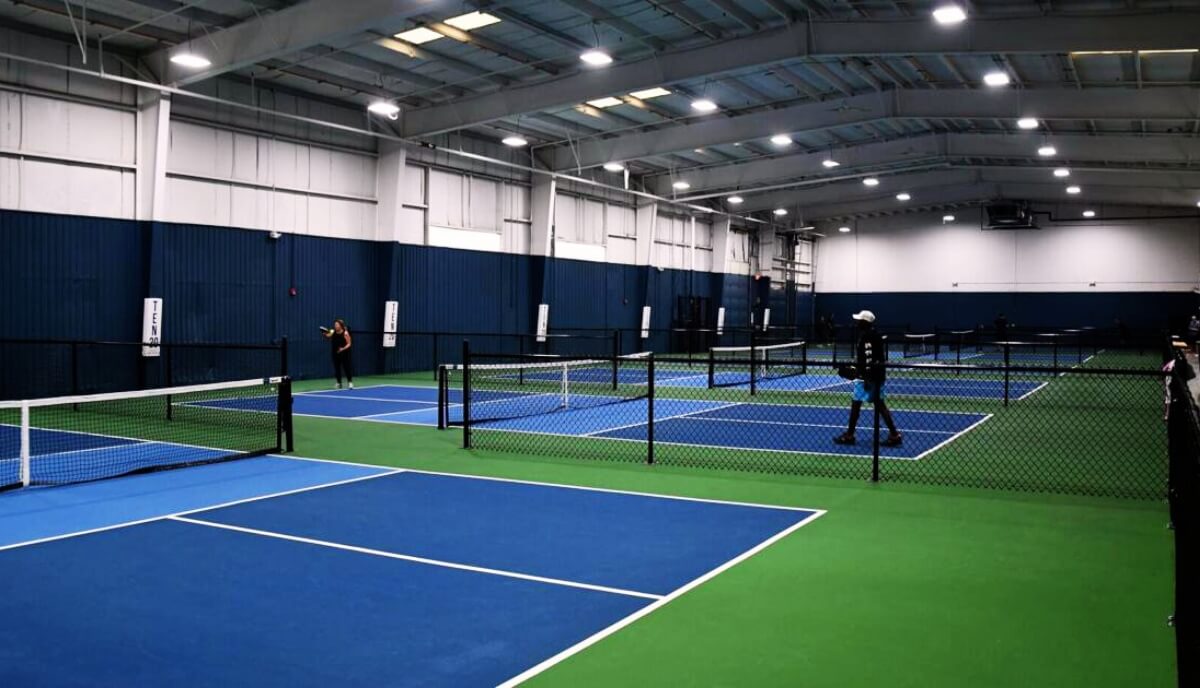 Hệ thống đèn chiếu sáng sân pickleball