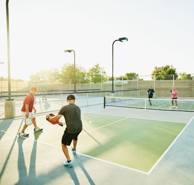 Các vận động viên thi đấu pickleball